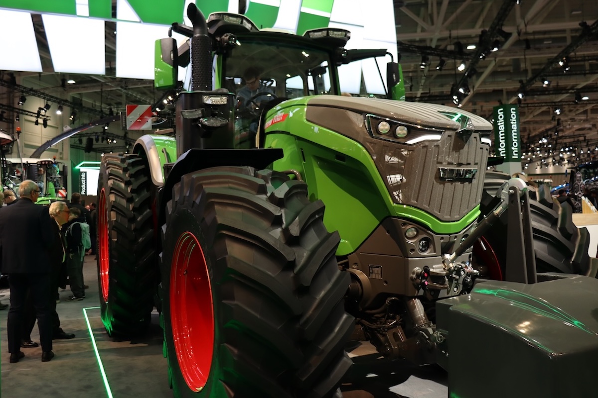 Il nuovo Fendt 1052 Vario in uno stand gremito ad Agritechnica 2025
